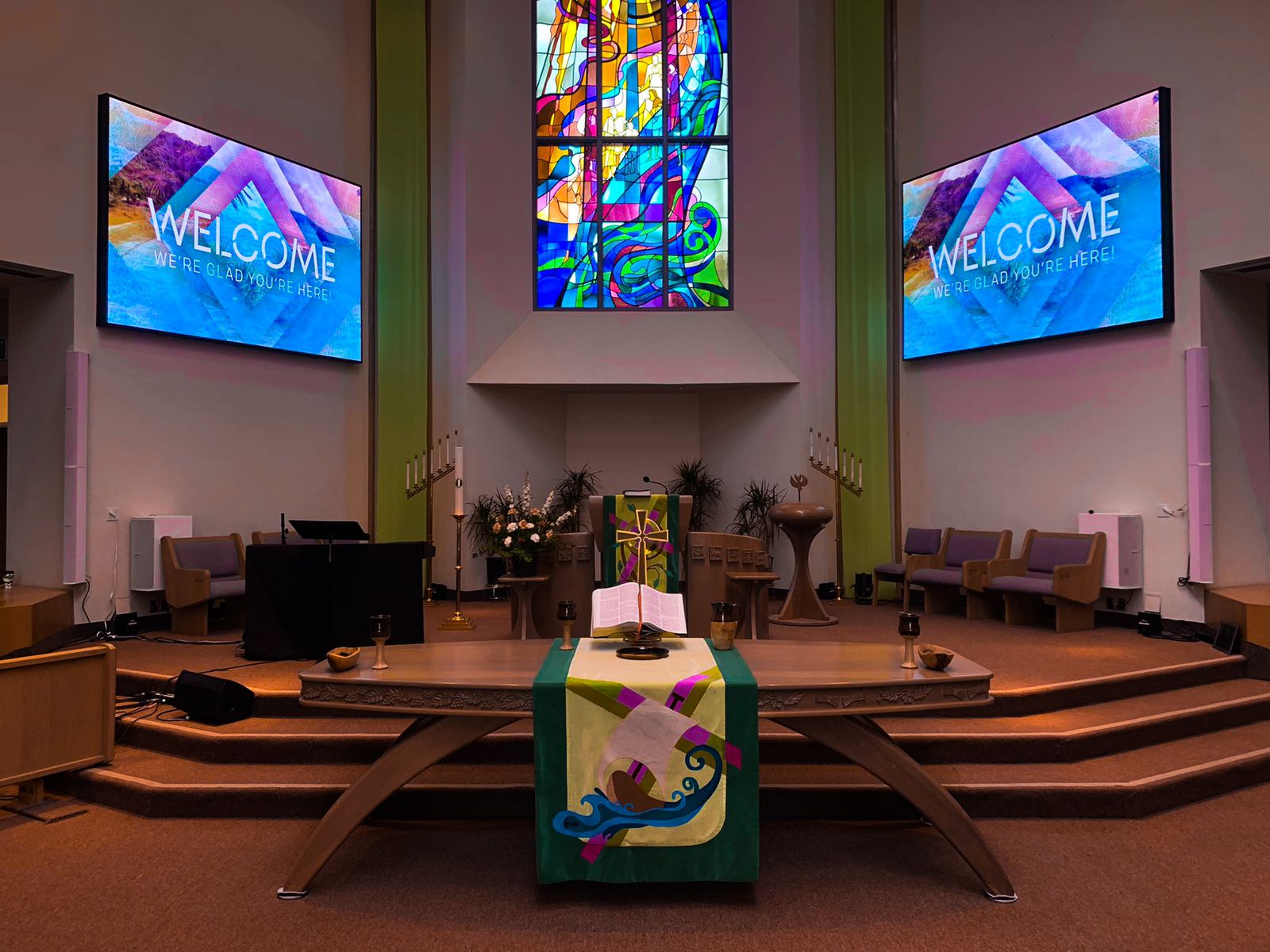 QST Proclaim™2.9i panels adorn the sanctuary at the Laguna Nigel Presbyterian Church.